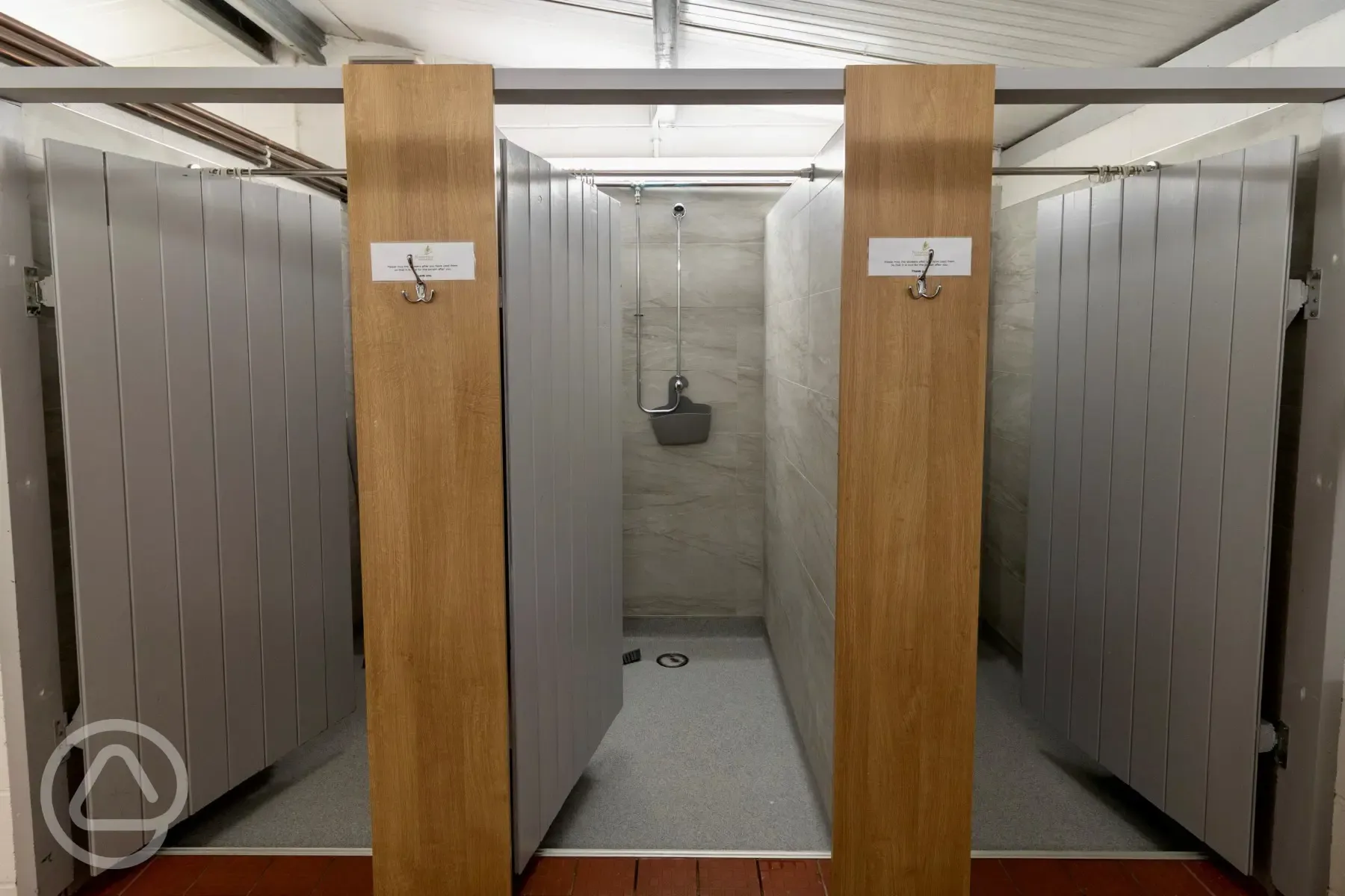 Shower cubicles with hooks and benches Shower cubicles with hooks and benches