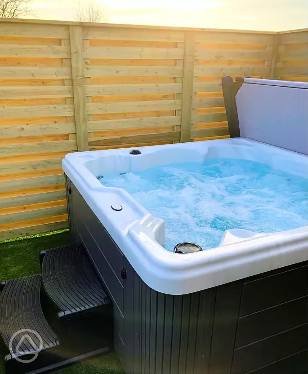 Deluxe glamping cabin hot tub