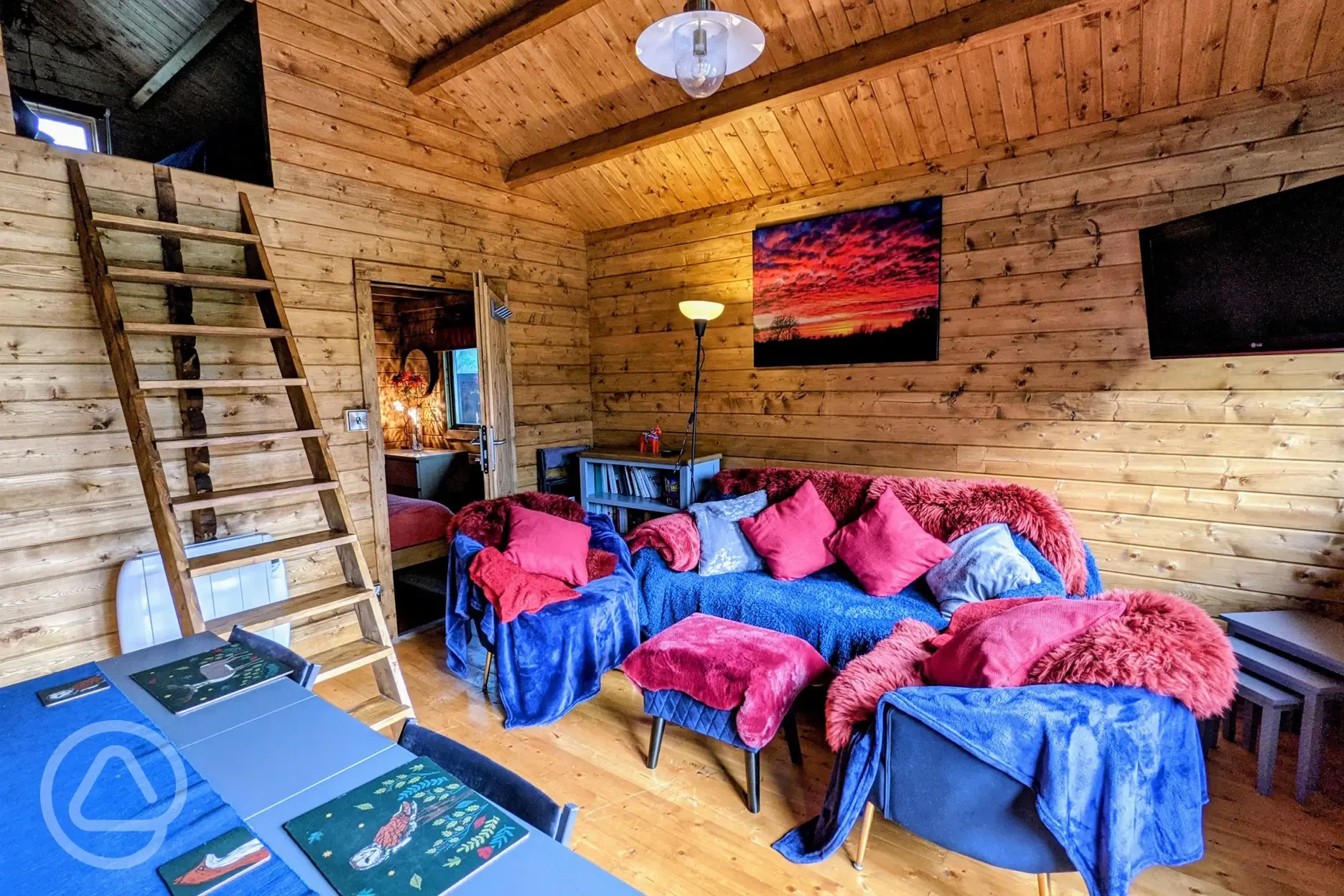 Tad log cabin with crog loft bedroom
