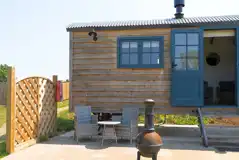 Ensuite shepherd's hut with private outdoor patio area
