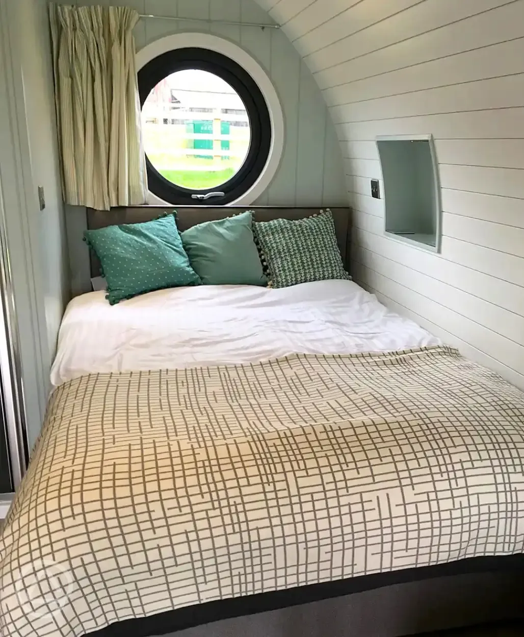 Ensuite glamping pod double bed