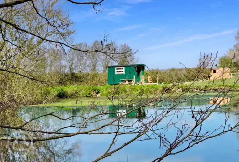 Otter's Nest shepherd's hut by the pond