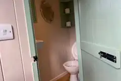 Badger's Retreat shepherd's hut bathroom