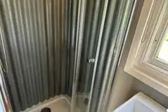 The Fox's Den shepherd's hut bathroom