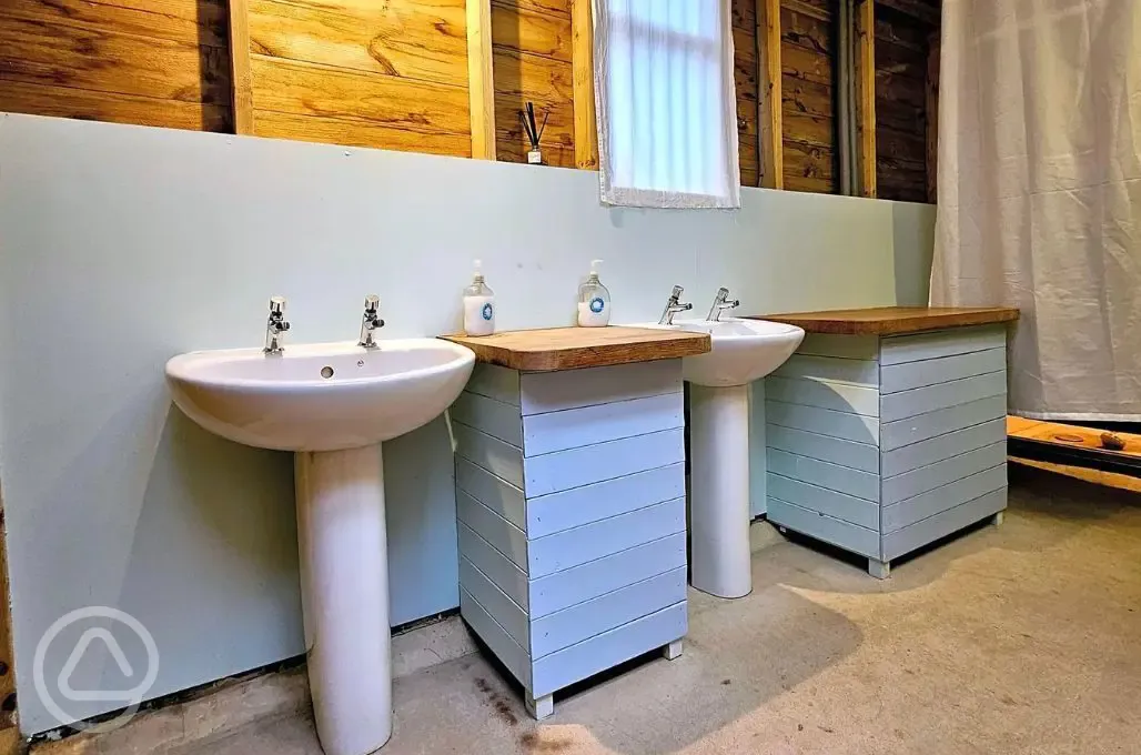 Shared sinks for campers