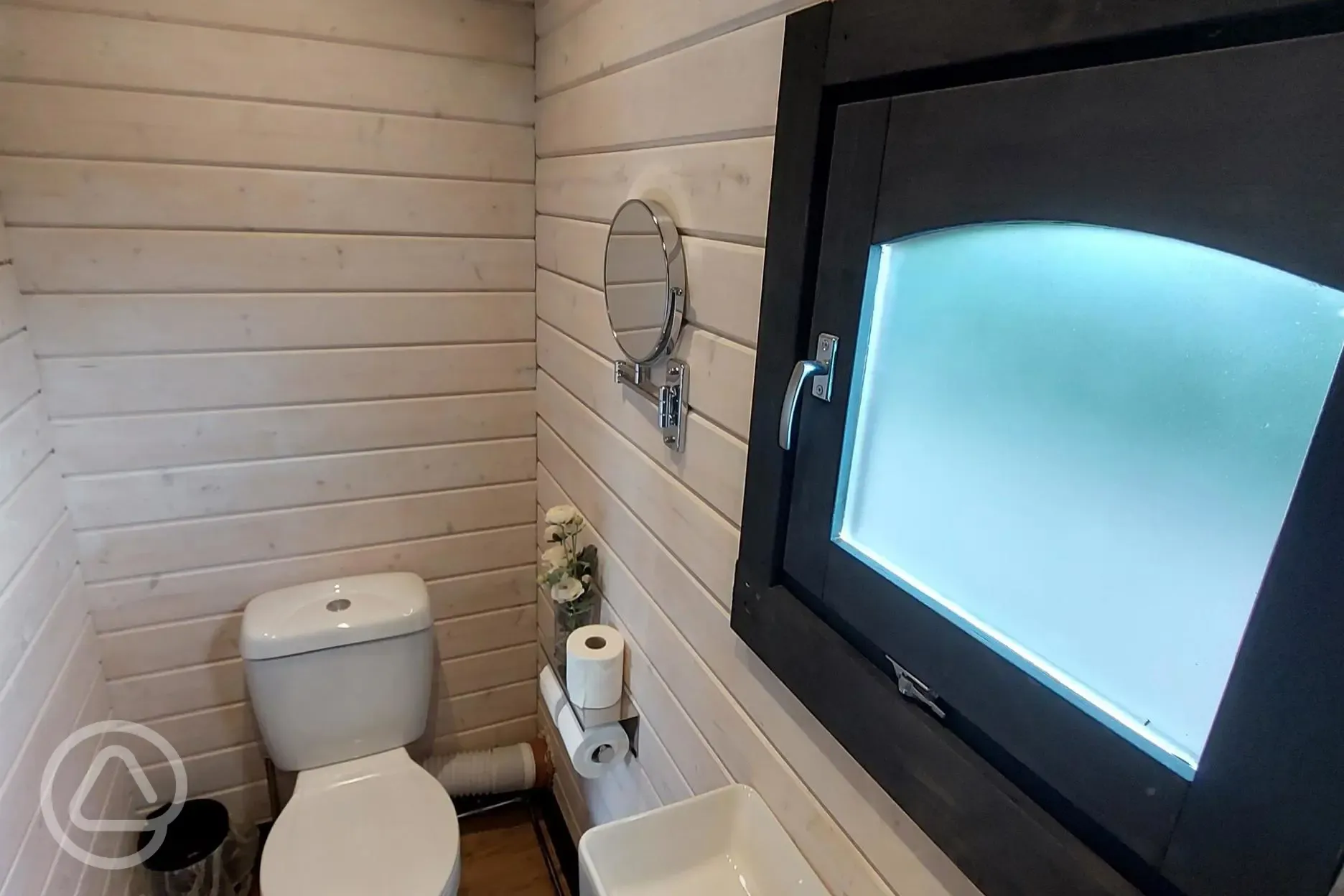 Courtyard cabin ensuite bathroom