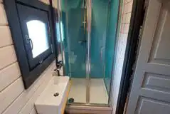 Courtyard cabin ensuite bathroom