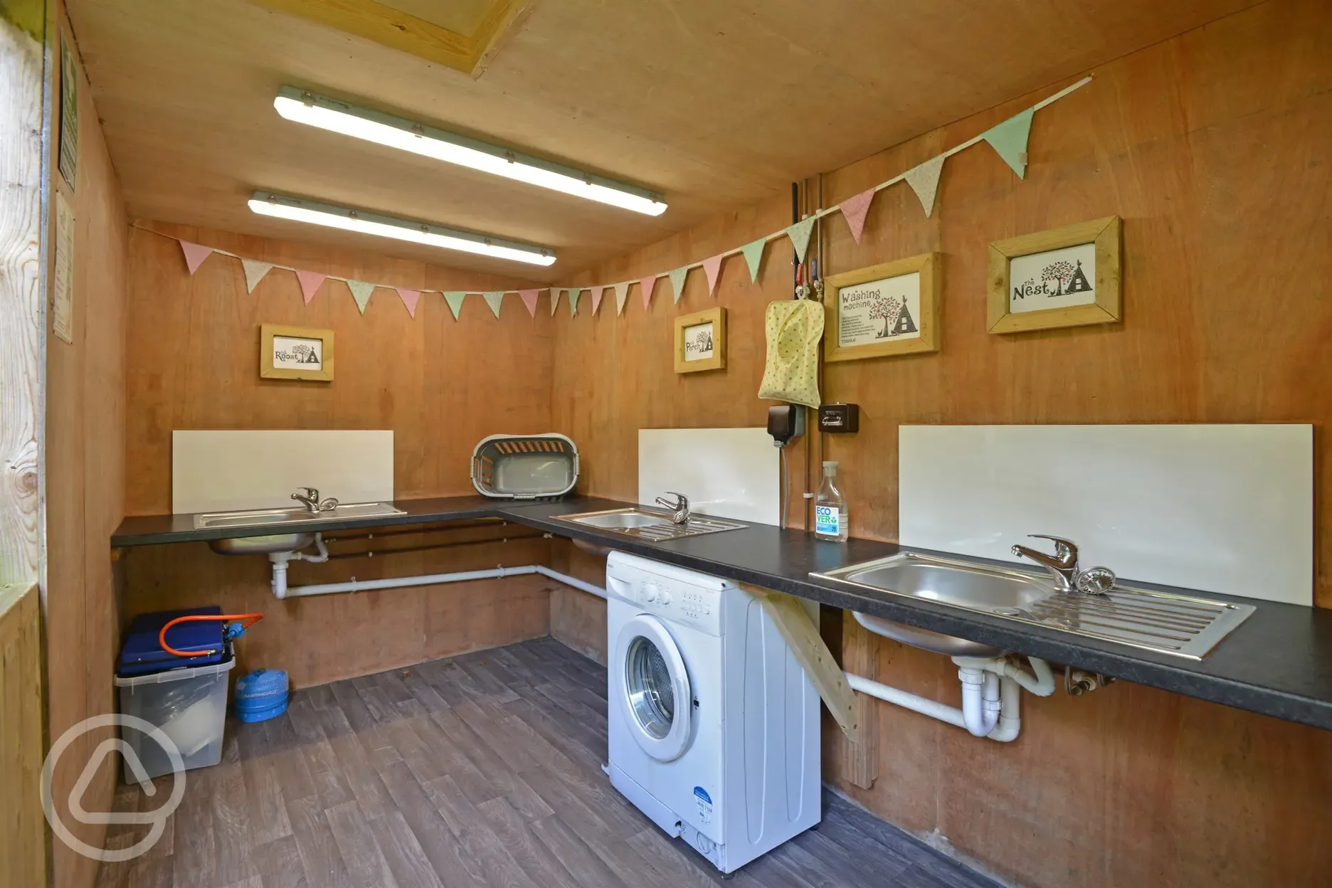 Kitchen and washing up area