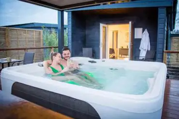 Glamping cabin and private hot tub