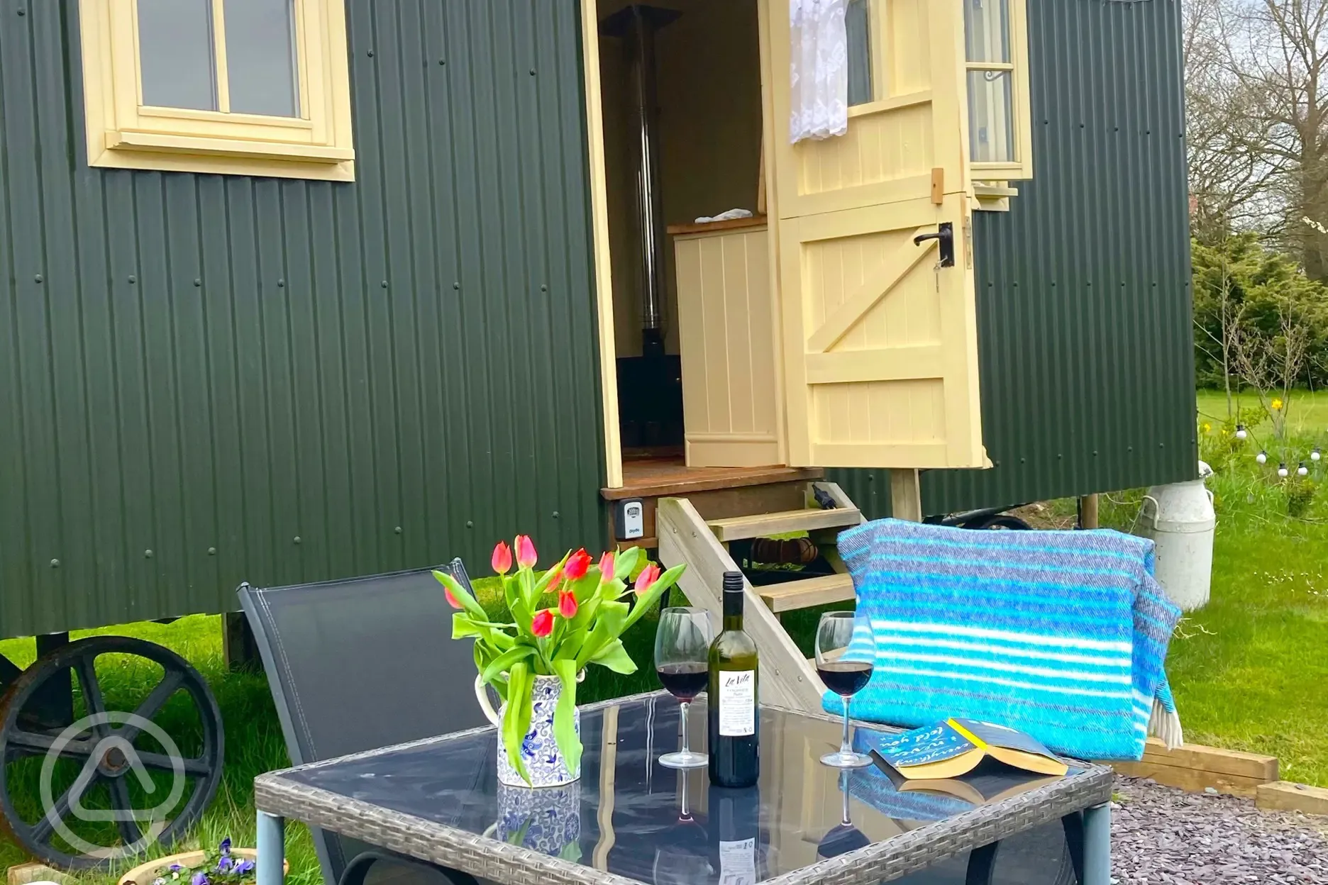 Paddock view shepherd's hut outdoor dining area