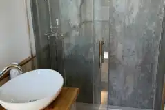 Shepherd's hut ensuite