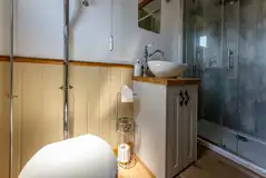 Shepherd's hut ensuite bathroom (towels provided)