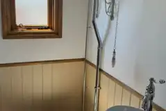 Shepherd's hut ensuite