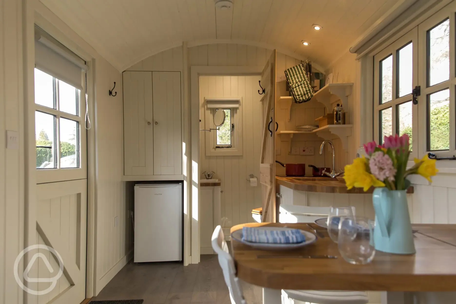 Shepherd's hut equipped kitchenette and dining area Shepherd's hut equipped kitchenette and dining area