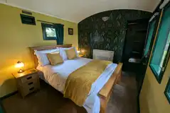 Henrietta Train Carriage double bed (bedding and towels provided) Henrietta Train Carriage double bed (bedding and towels provided)