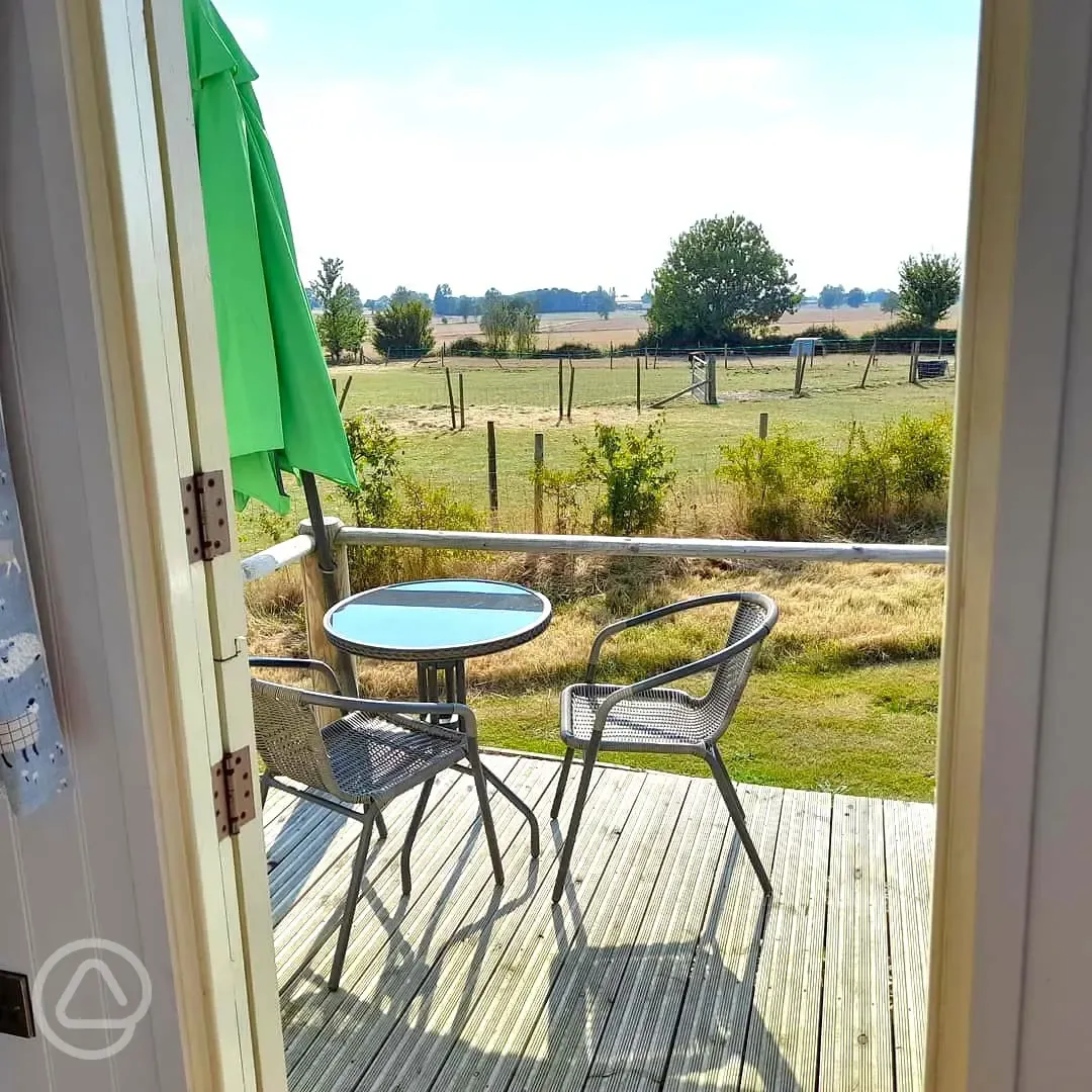 Shepherd's hut - outdoor seating area