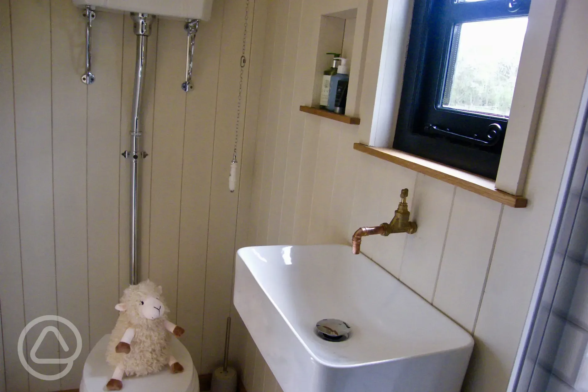 Poppy shepherd's hut ensuite