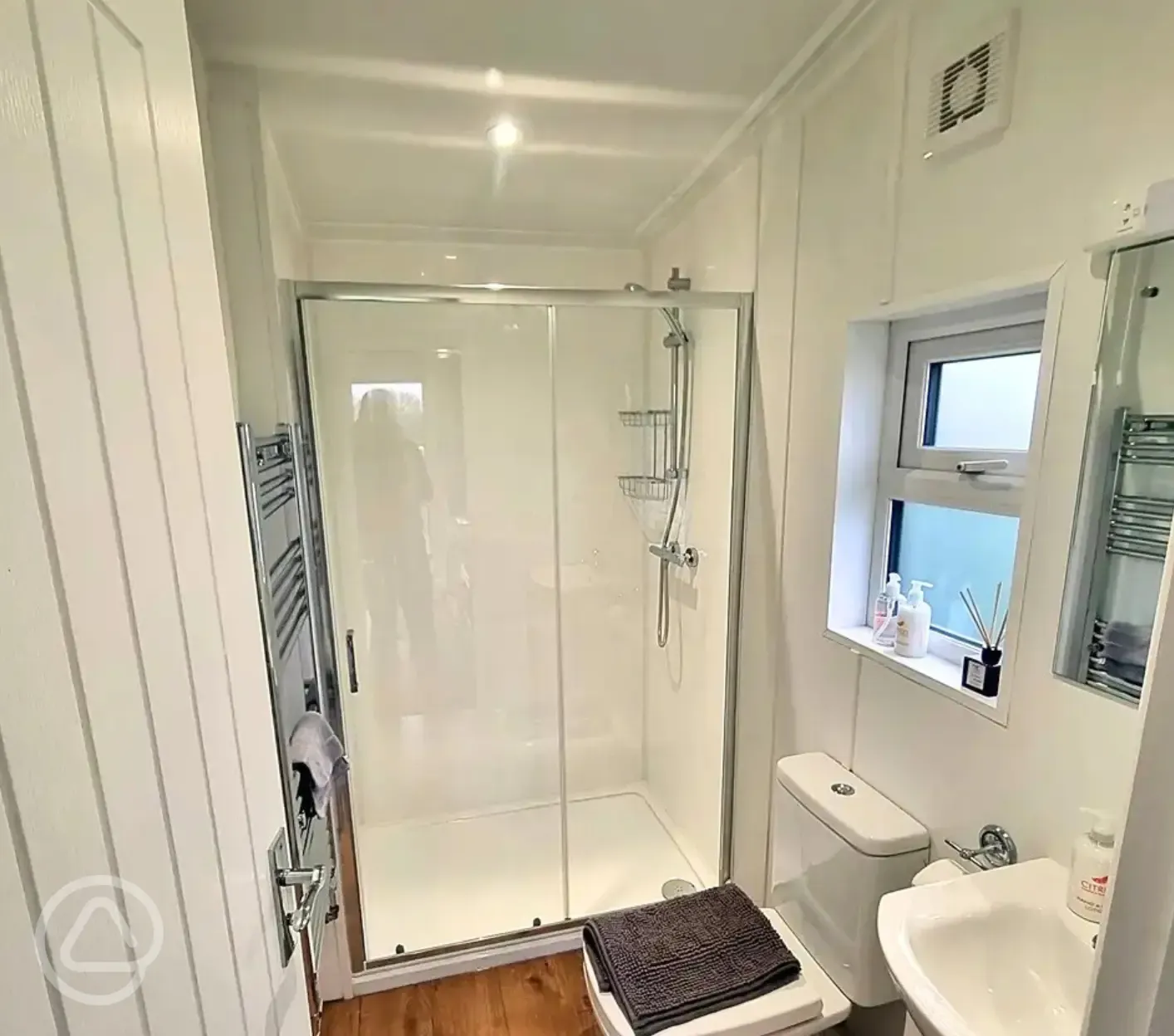 Studio pod cabin ensuite bathroom
