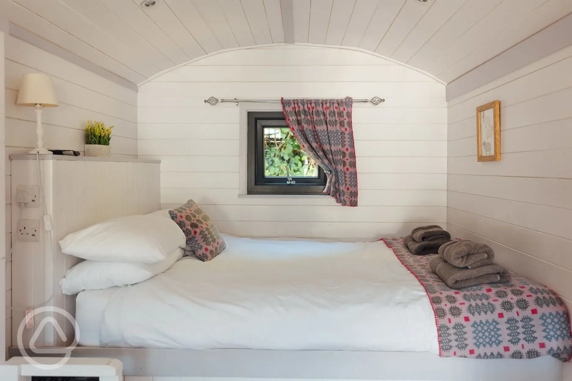 Double bed in shepherd's hut (bedding included)