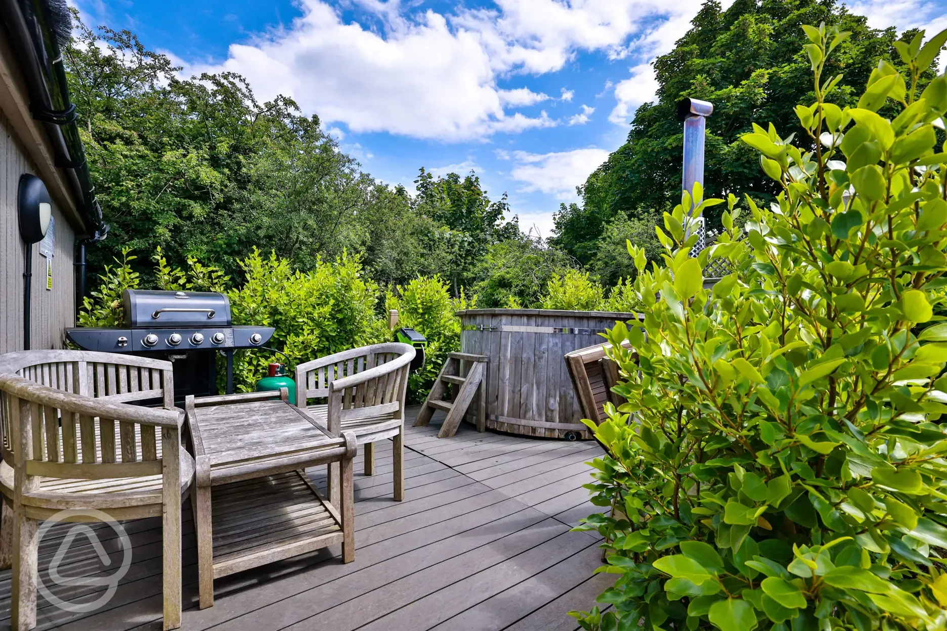 Elite ensuite glamping pod decking with hot tub