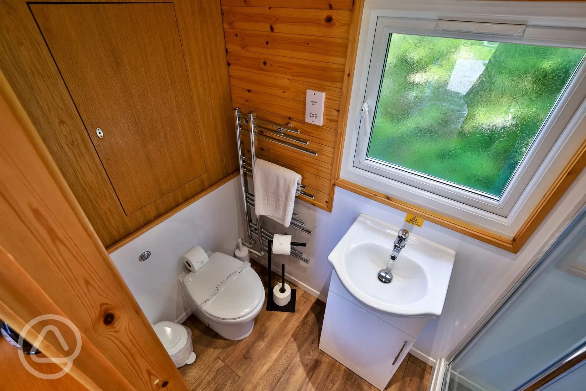 Elite ensuite glamping pod bathroom