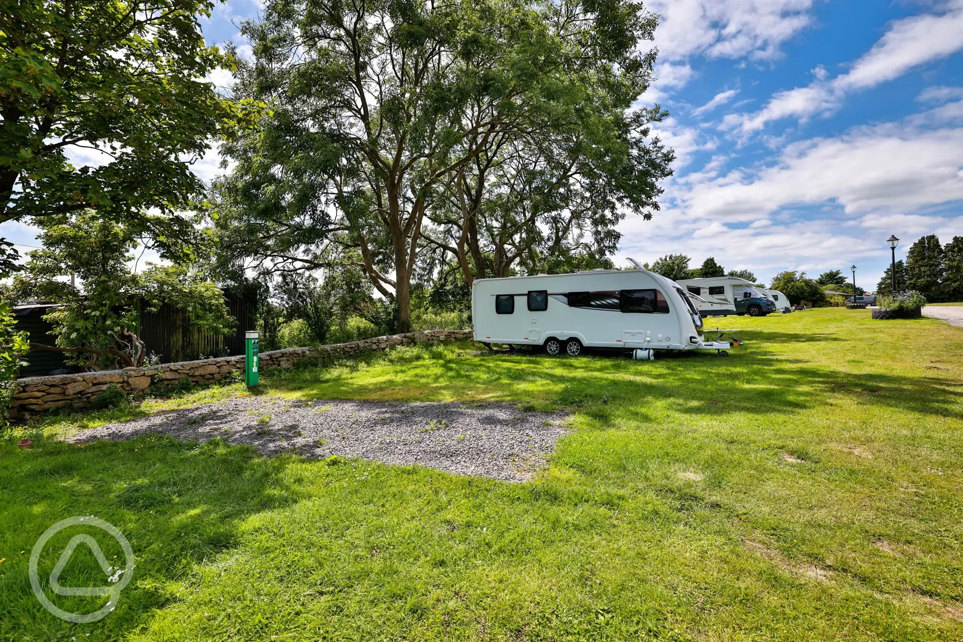 Fully serviced hardstanding and grass pitches