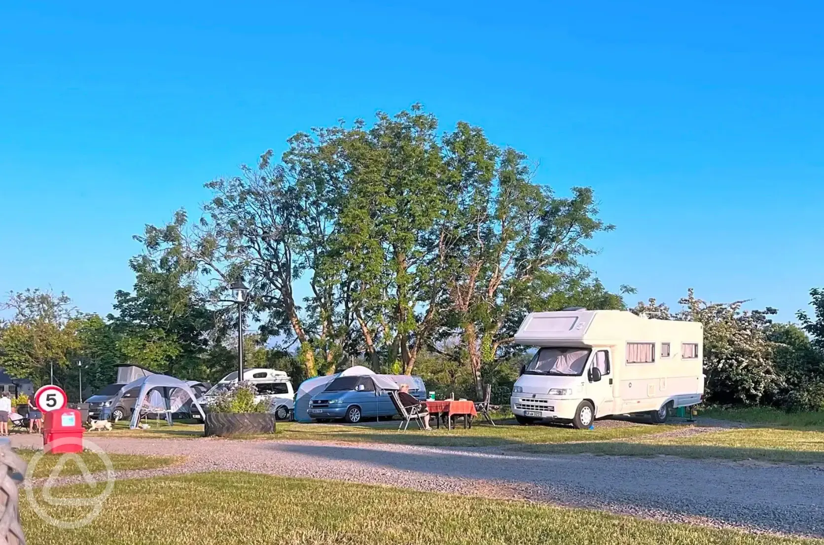 Fully serviced hardstanding and grass pitches
