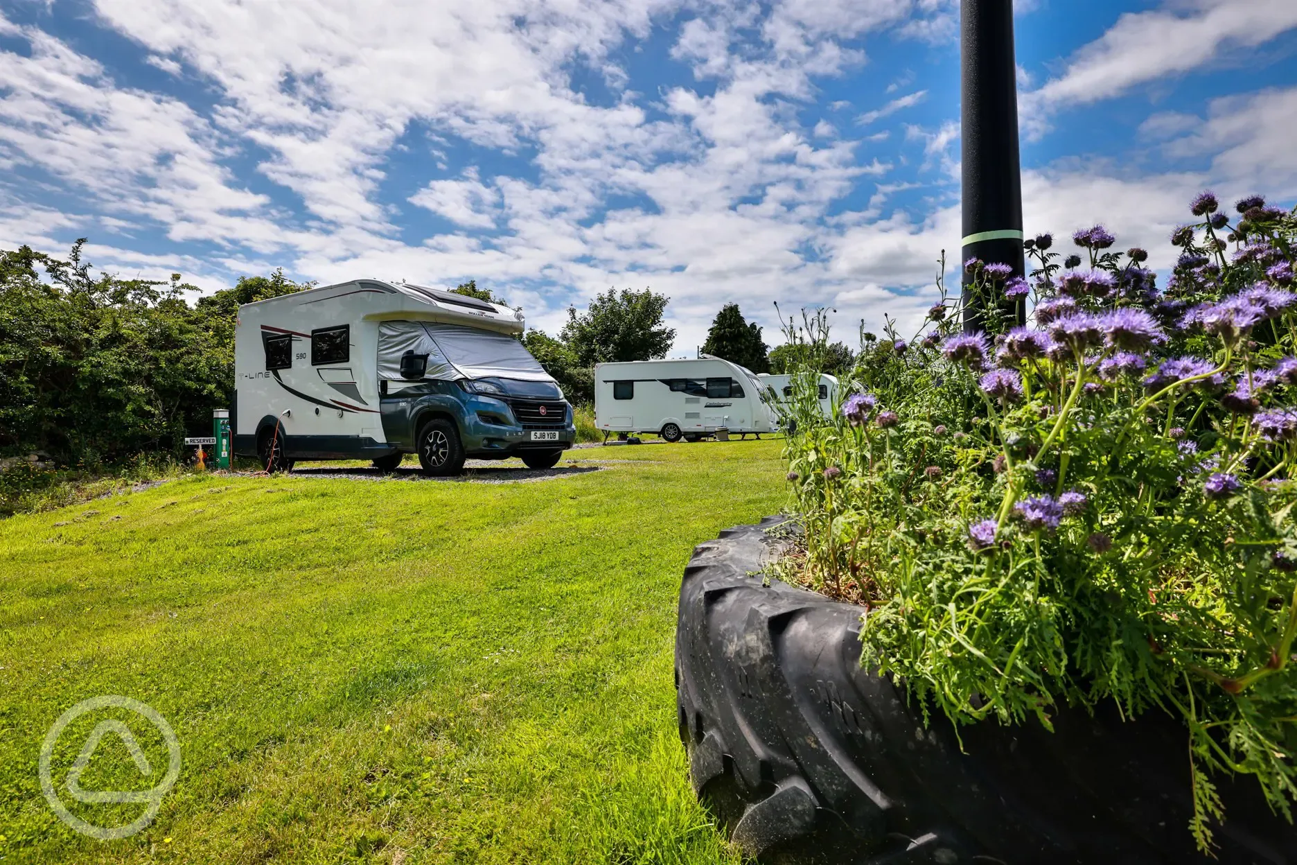 Fully serviced hardstanding and grass pitches