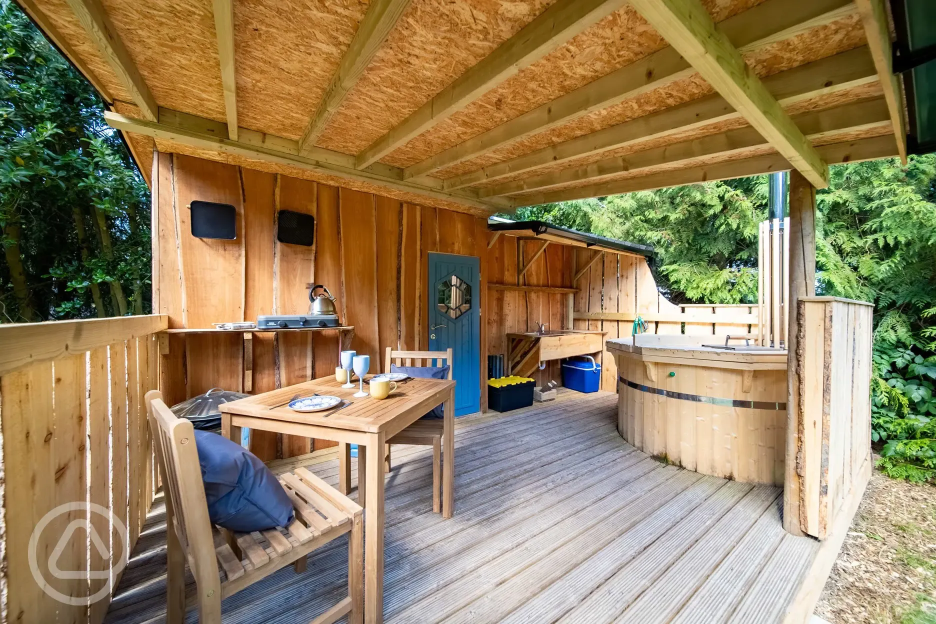 Woodpecker cabin with hot tub decking area