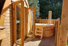 Woodpecker cabin hot tub