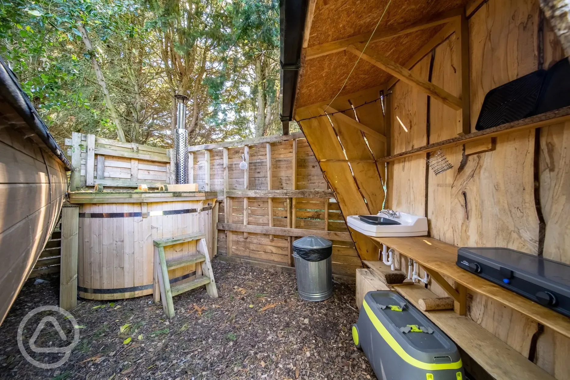 Private kitchen shelter and hot tub