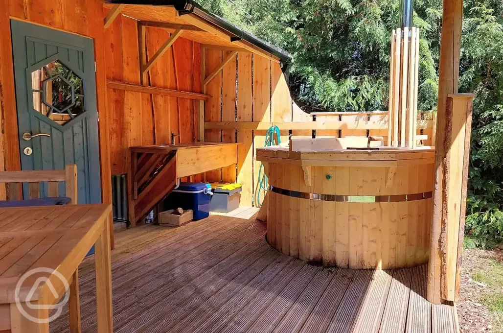 Woodpecker cabin hot tub