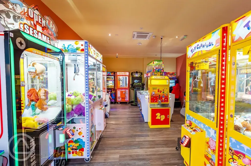 Arcade with grab and 2p machines 
