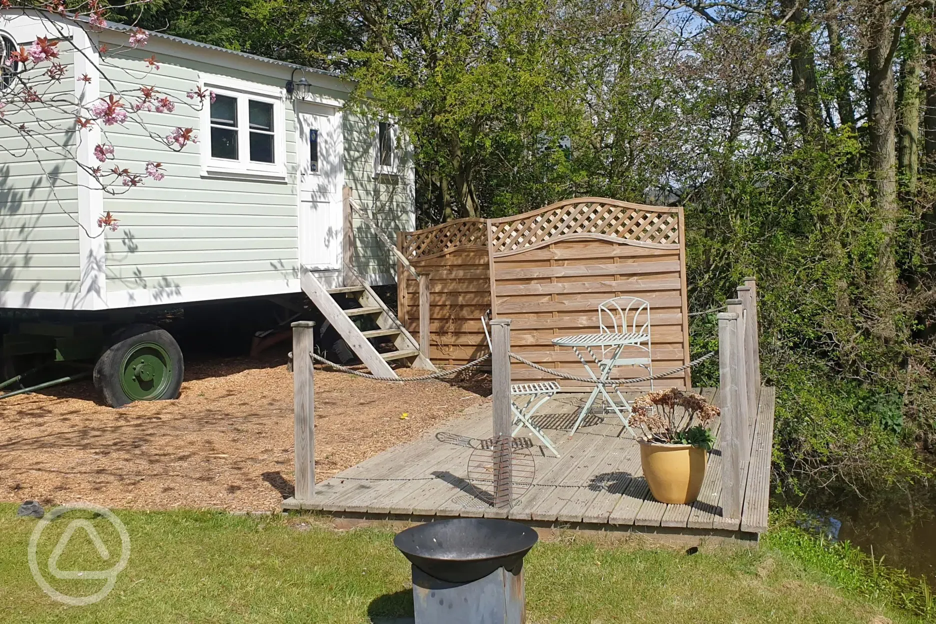 Shepherd's hut - outdoor seating area