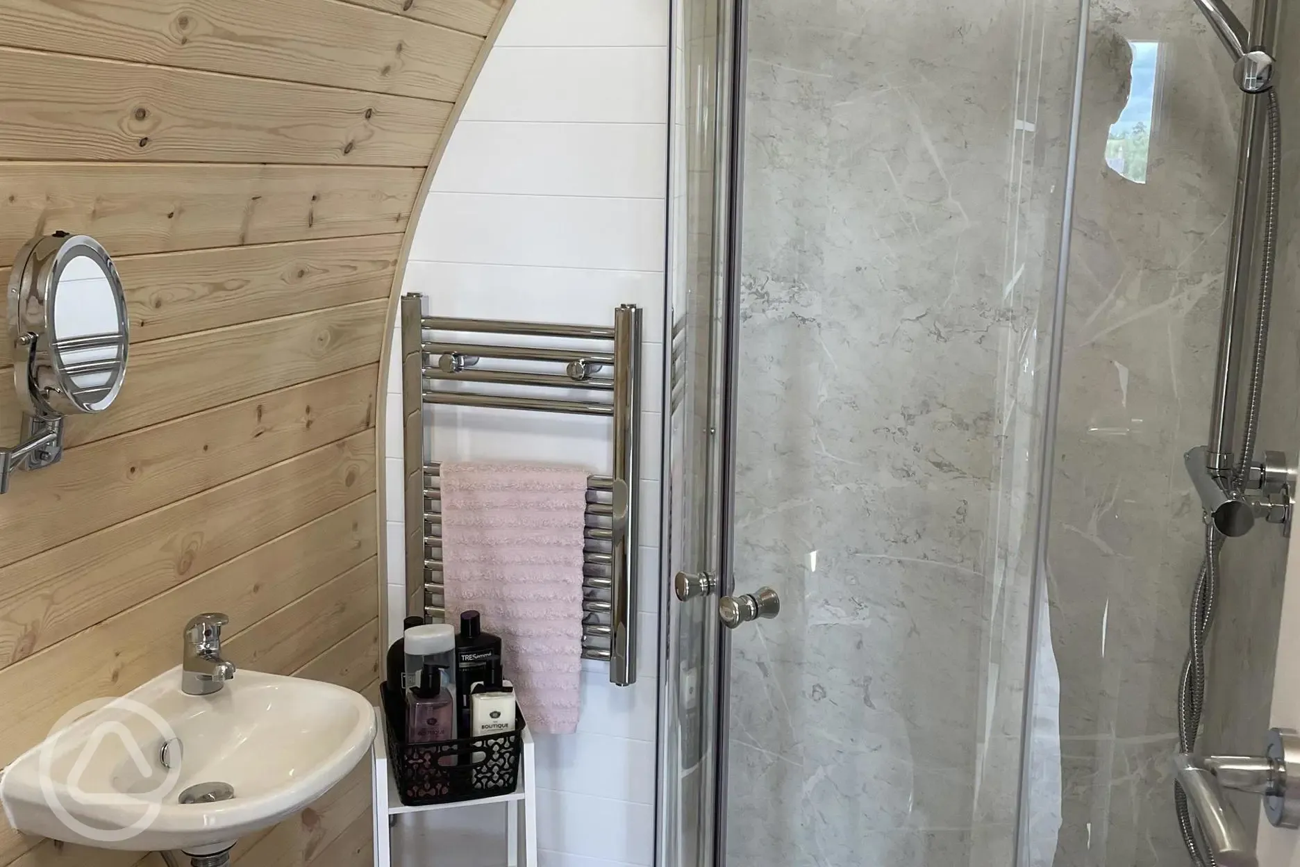 Rosy glamping pod ensuite - pet free