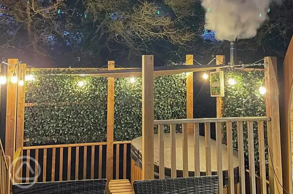 Rosy glamping pod with hot tub - pet free