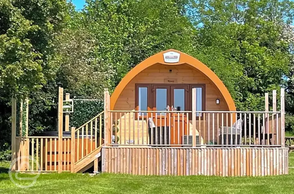 Rosy glamping pod with hot tub - pet free