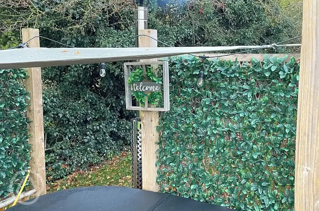 Rosy glamping pod with hot tub - pet free