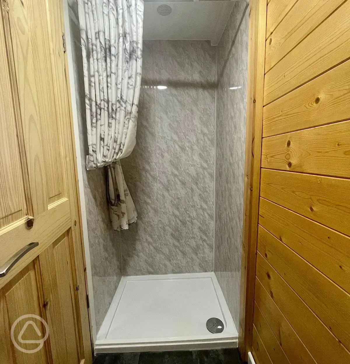 Glamping hut ensuite bathroom