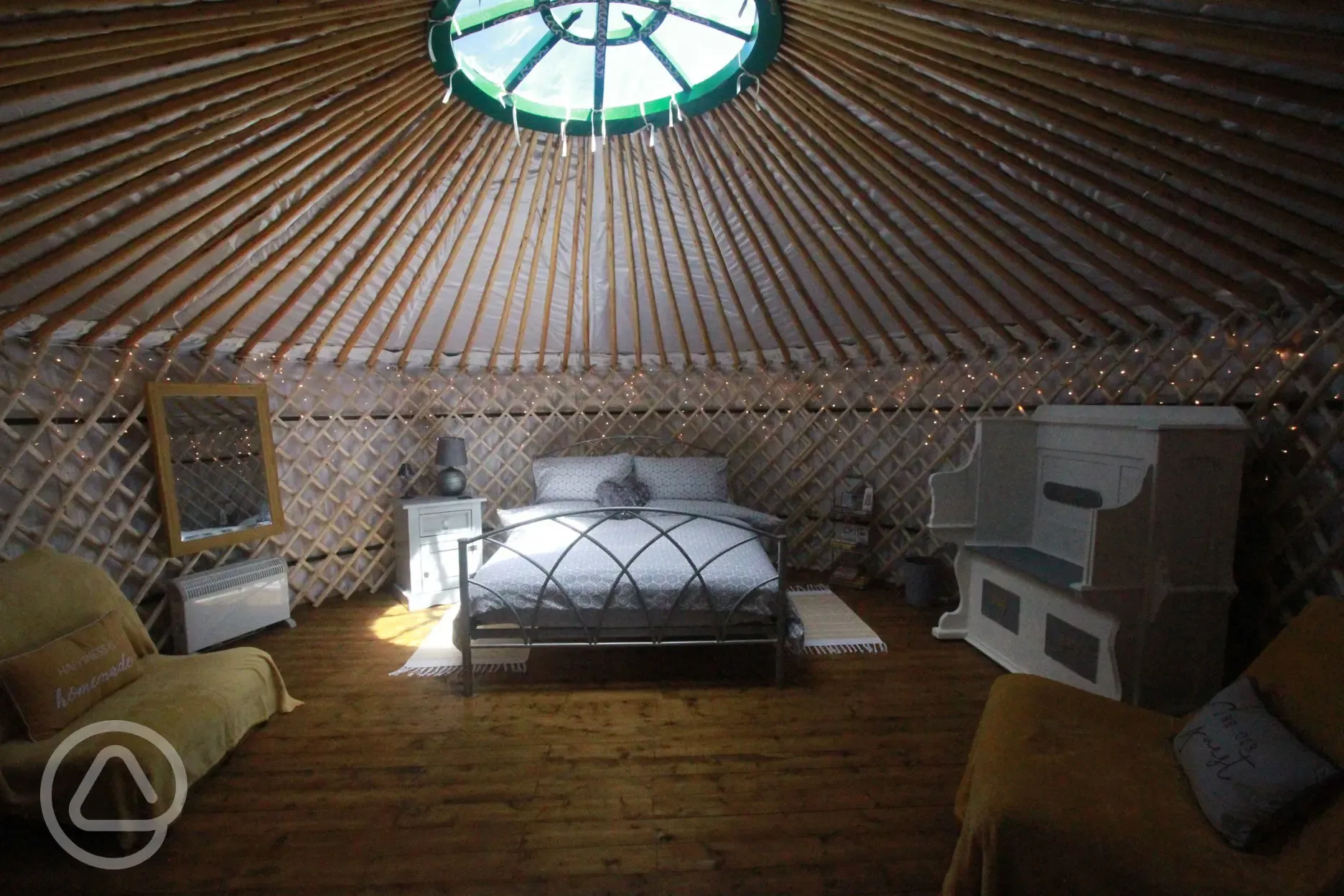 Lakeside yurt retreat - Oak yurt interior