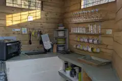  Swan Lakeview - kitchen hut with a mini oven, toaster and fridge/freezer