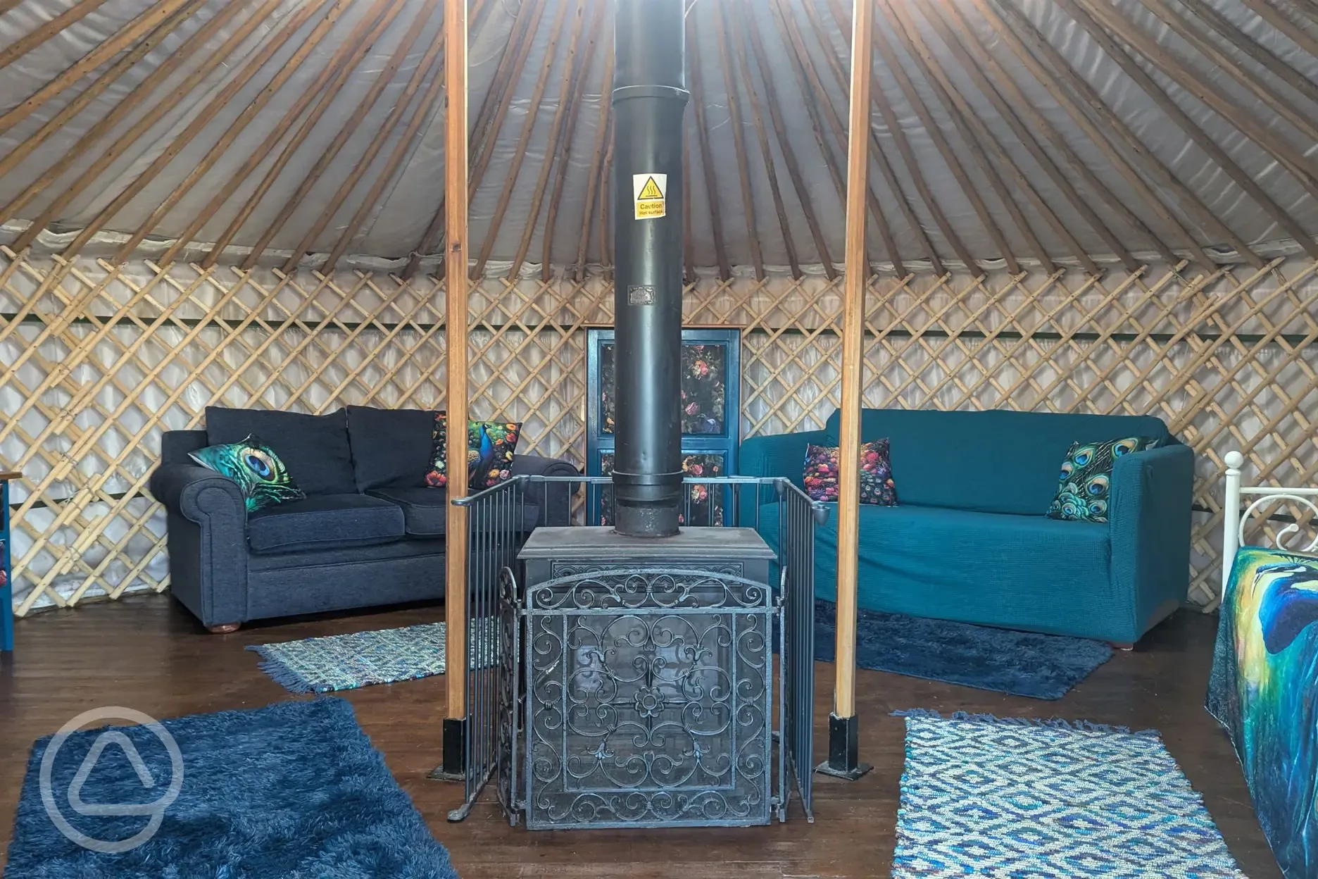 Lakeside yurt retreat - Willow interior