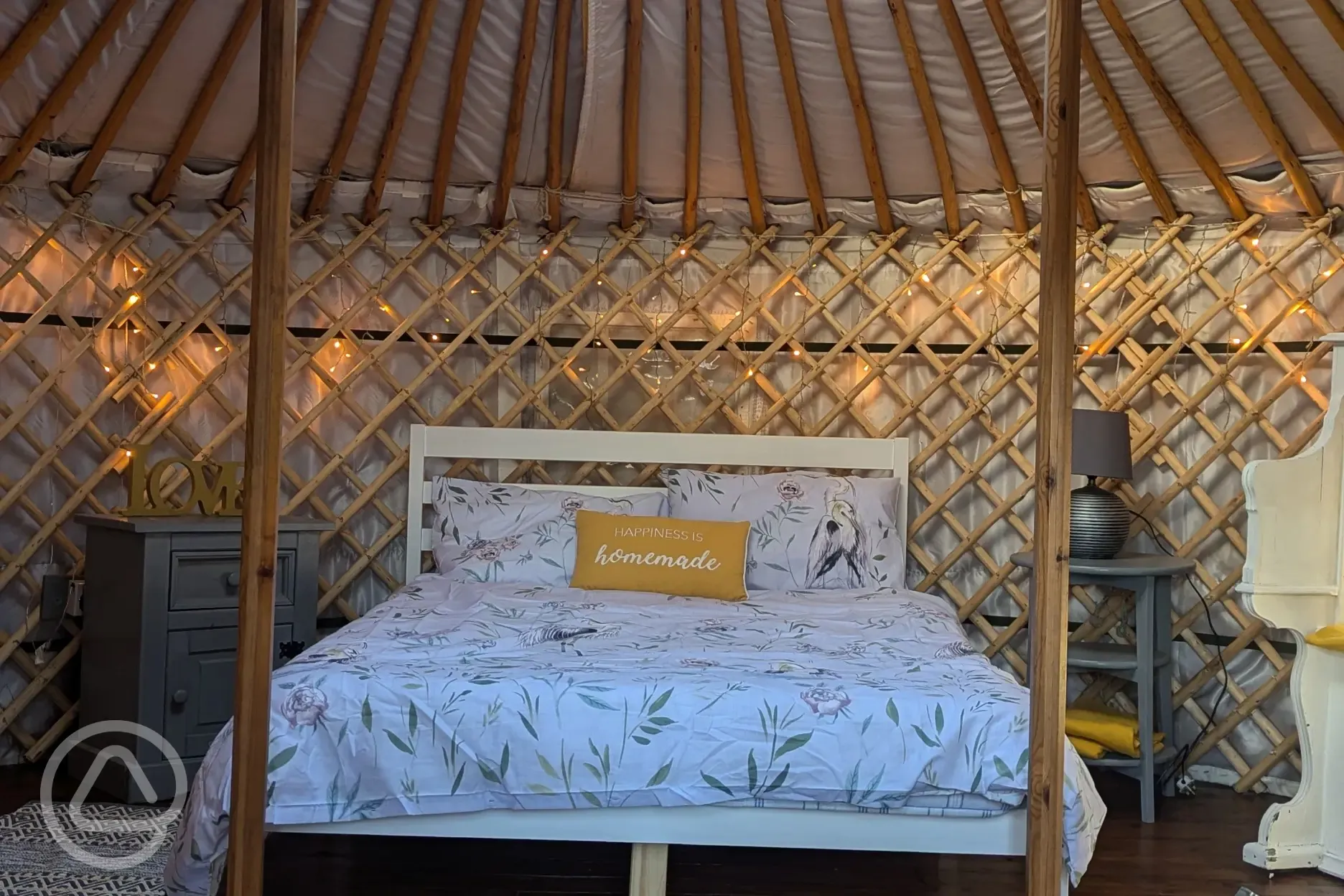 Lakeside yurt retreat - Oak interior