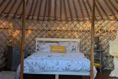 Lakeside yurt retreat - Oak interior Lakeside yurt retreat - Oak interior