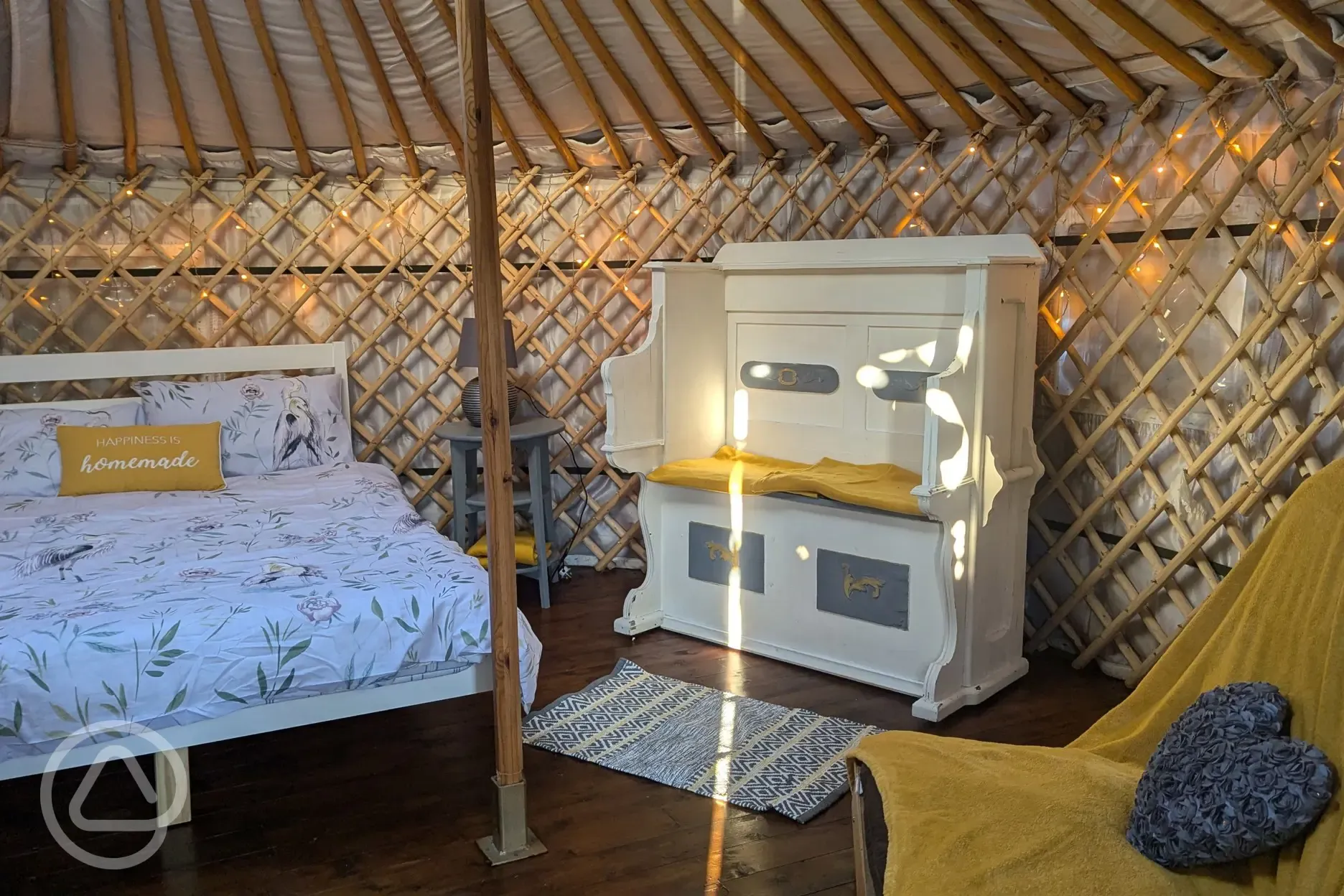 Lakeside yurt retreat - Oak interior