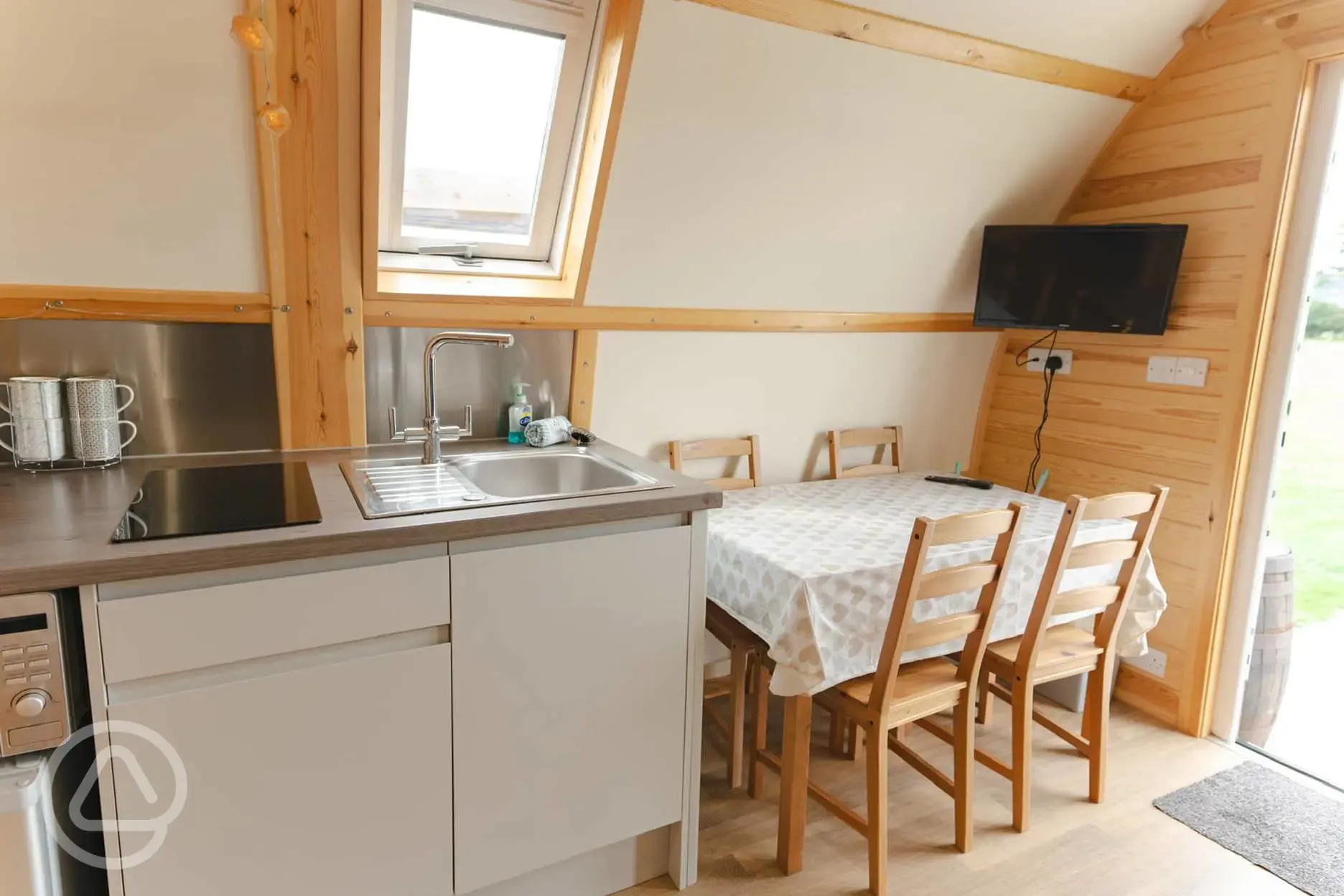 Ensuite Deluxe Wigwam Pod kitchen and dining area