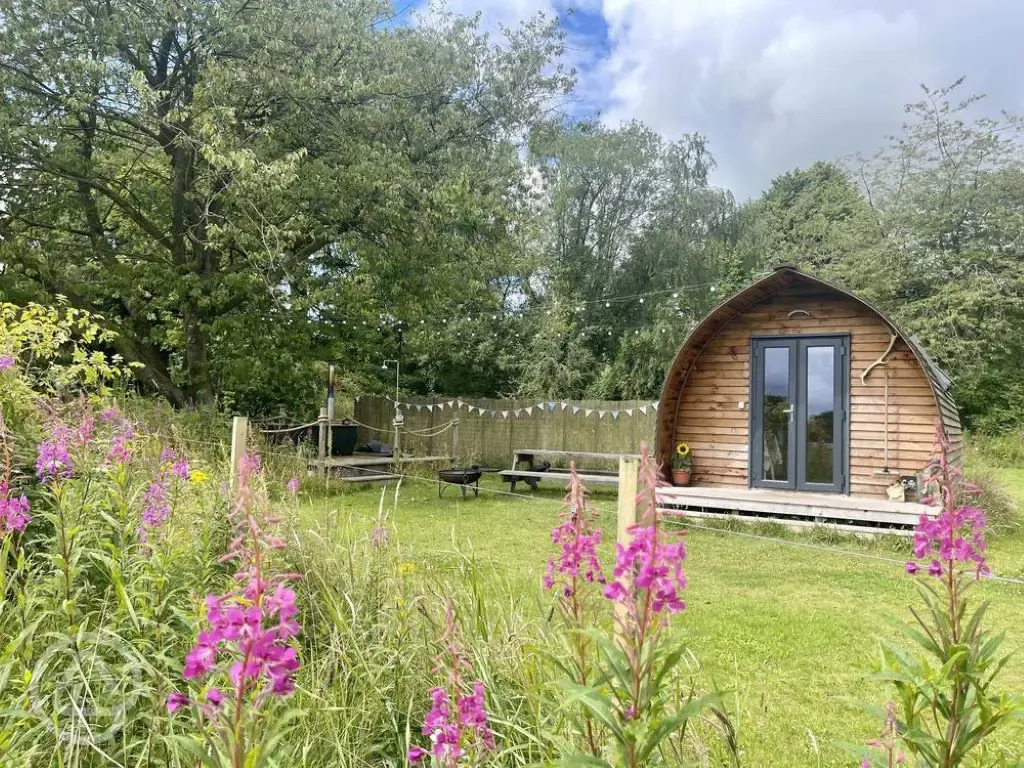 Ensuite pod with Swedish hot tub