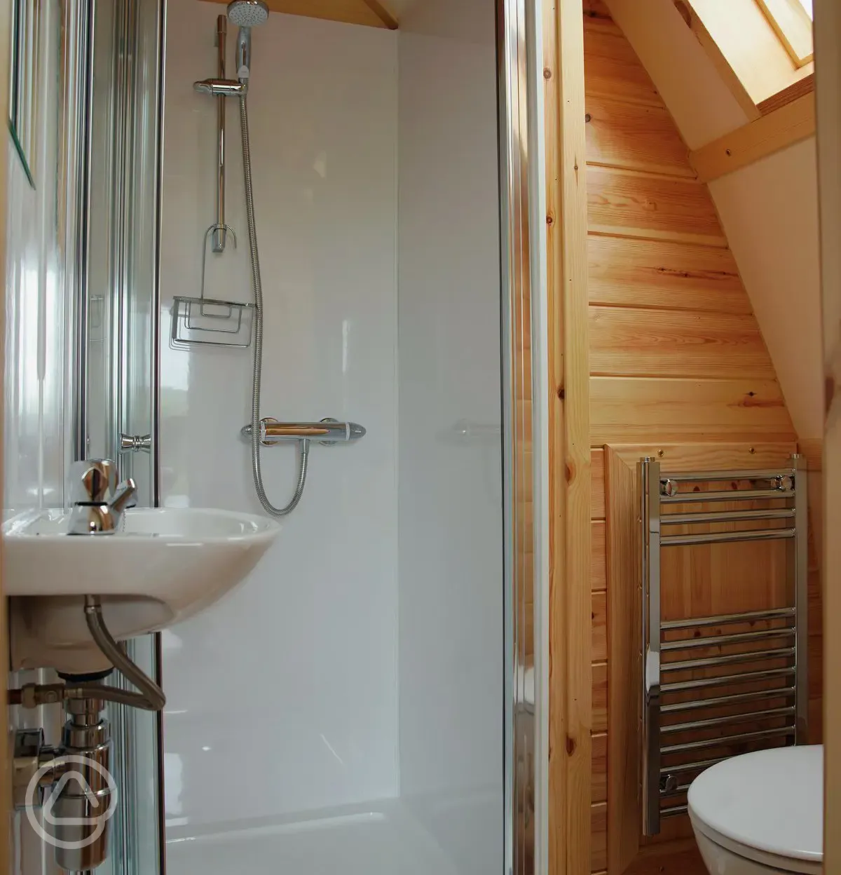 Deluxe Wigwam pod ensuite