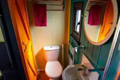 The Gambo shepherd's hut ensuite bathroom