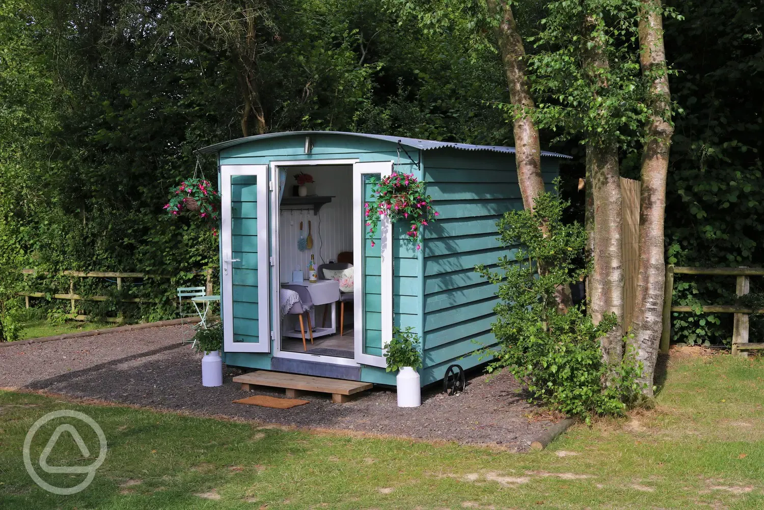 Robin redbreast shepherd's hut